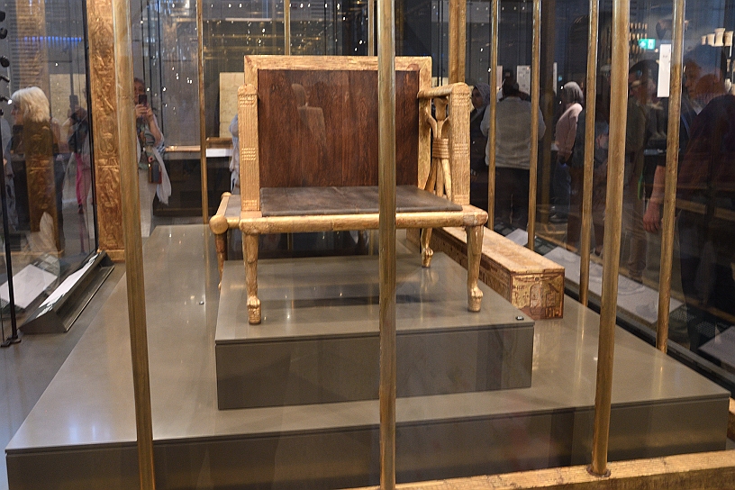 49 MAK_7089.jpg - Sedia cerimoniale della regina Hetepheres I (... – dopo il 2613 o 2589 a.C.) moglie del Faraone Snefru e madre del faraone Cheope.